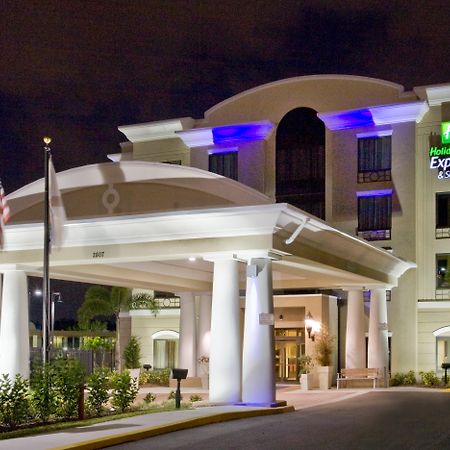 Holiday Inn Express Hotel & Suites Tampa-Usf-Busch Gardens By Ihg Exterior photo