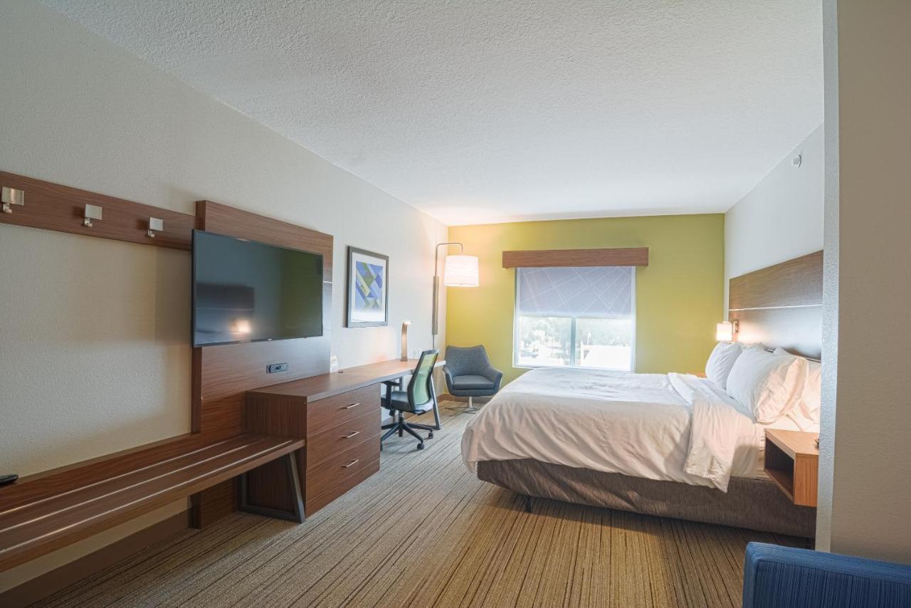Holiday Inn Express Hotel & Suites Tampa-Usf-Busch Gardens By Ihg Exterior photo