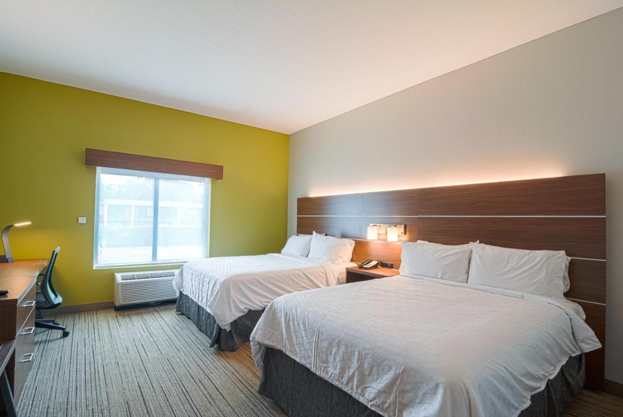 Holiday Inn Express Hotel & Suites Tampa-Usf-Busch Gardens By Ihg Exterior photo