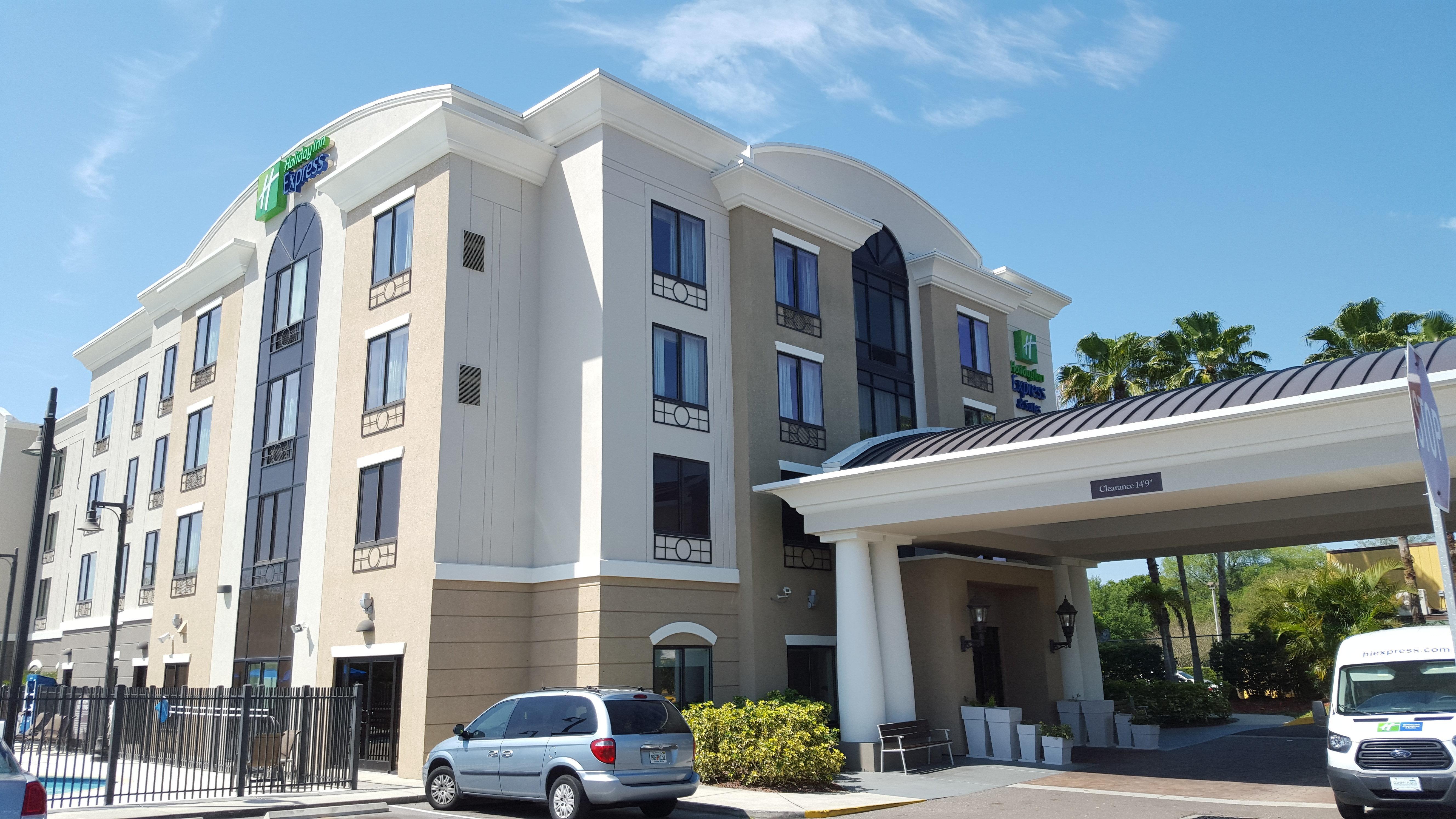 Holiday Inn Express Hotel & Suites Tampa-Usf-Busch Gardens By Ihg Exterior photo