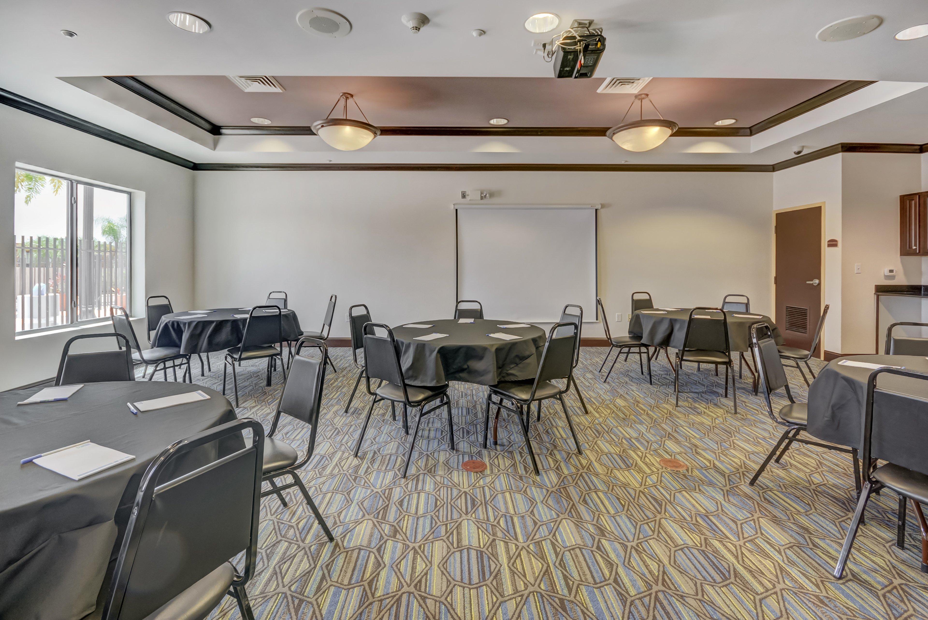 Holiday Inn Express Hotel & Suites Tampa-Usf-Busch Gardens By Ihg Exterior photo