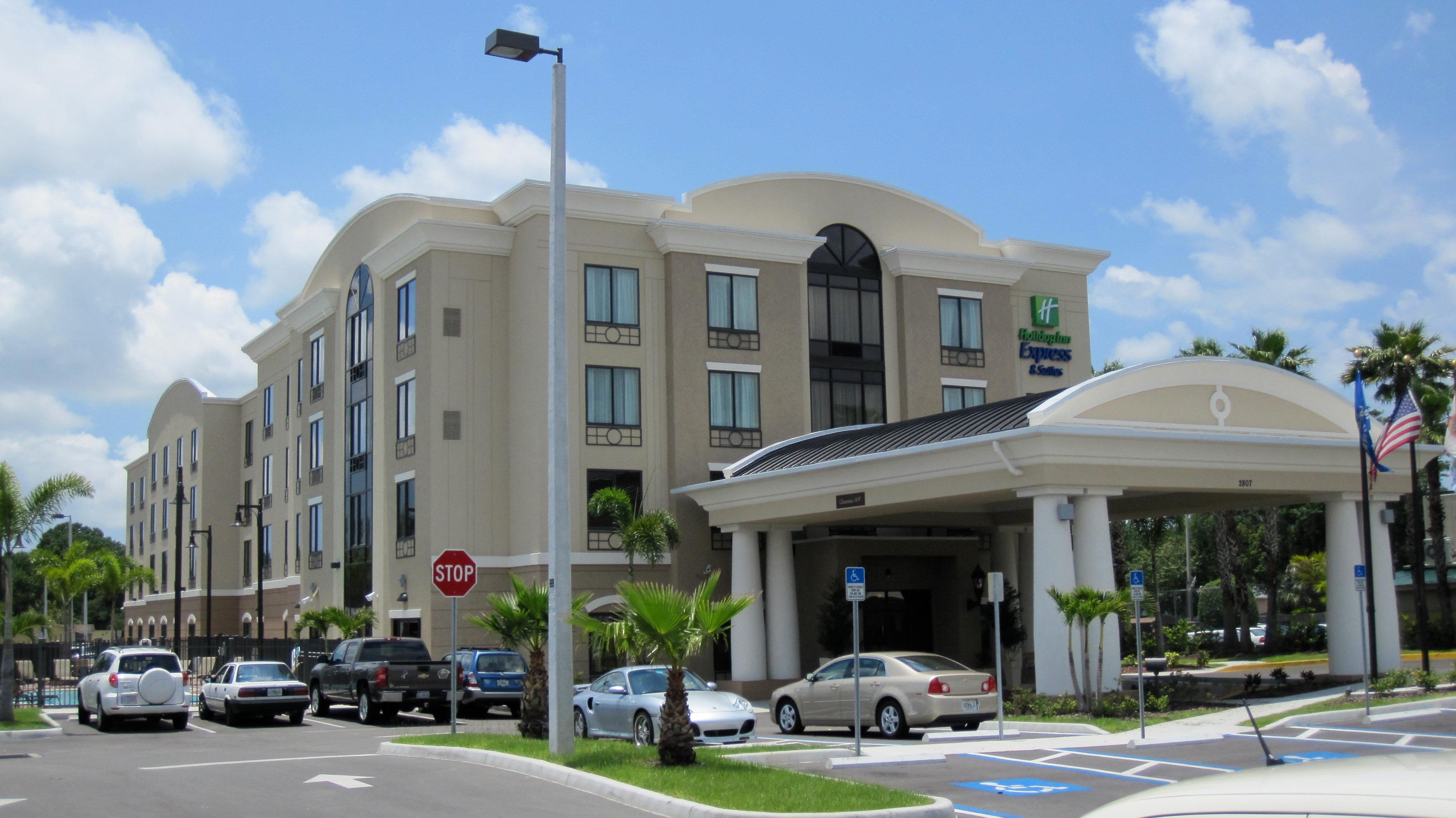 Holiday Inn Express Hotel & Suites Tampa-Usf-Busch Gardens By Ihg Exterior photo