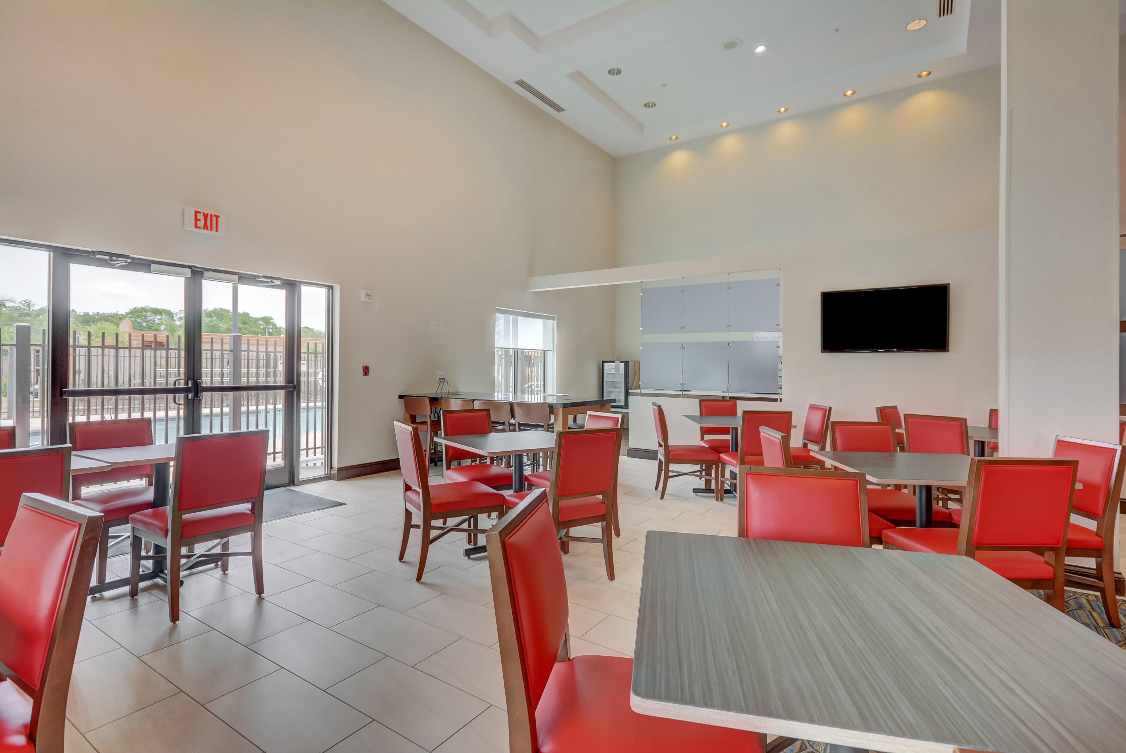 Holiday Inn Express Hotel & Suites Tampa-Usf-Busch Gardens By Ihg Exterior photo