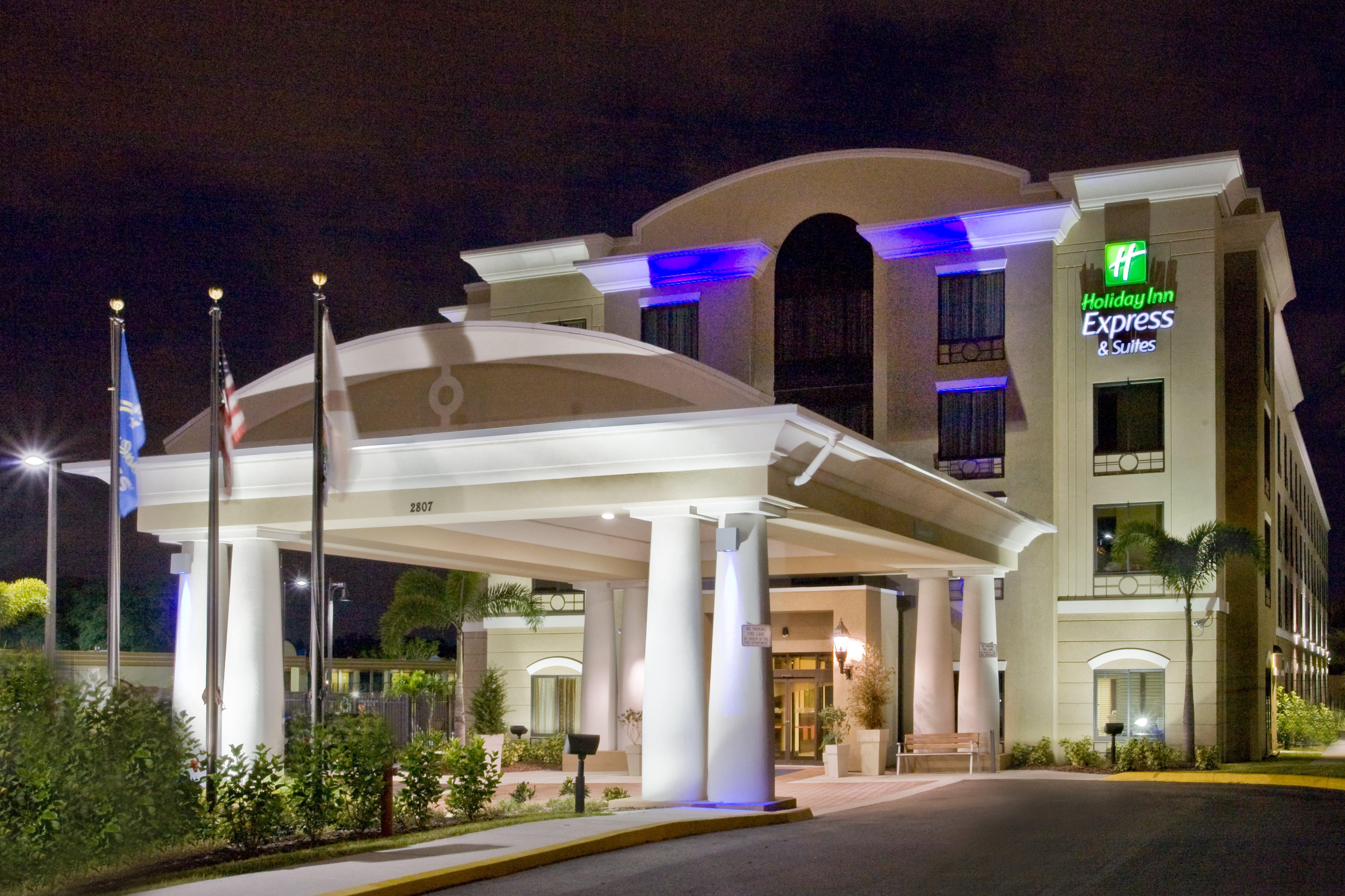 Holiday Inn Express Hotel & Suites Tampa-Usf-Busch Gardens By Ihg Exterior photo