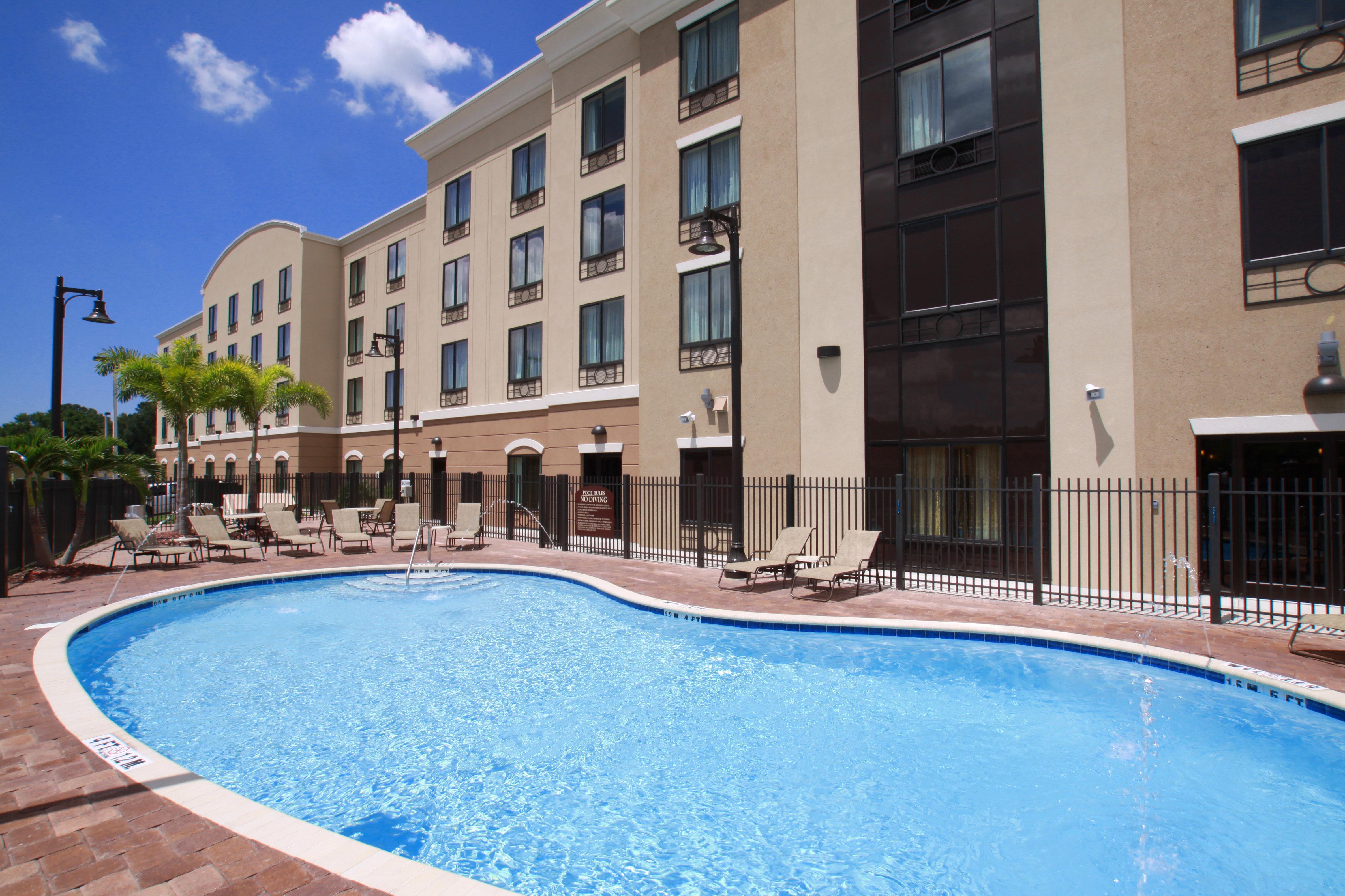 Holiday Inn Express Hotel & Suites Tampa-Usf-Busch Gardens By Ihg Exterior photo