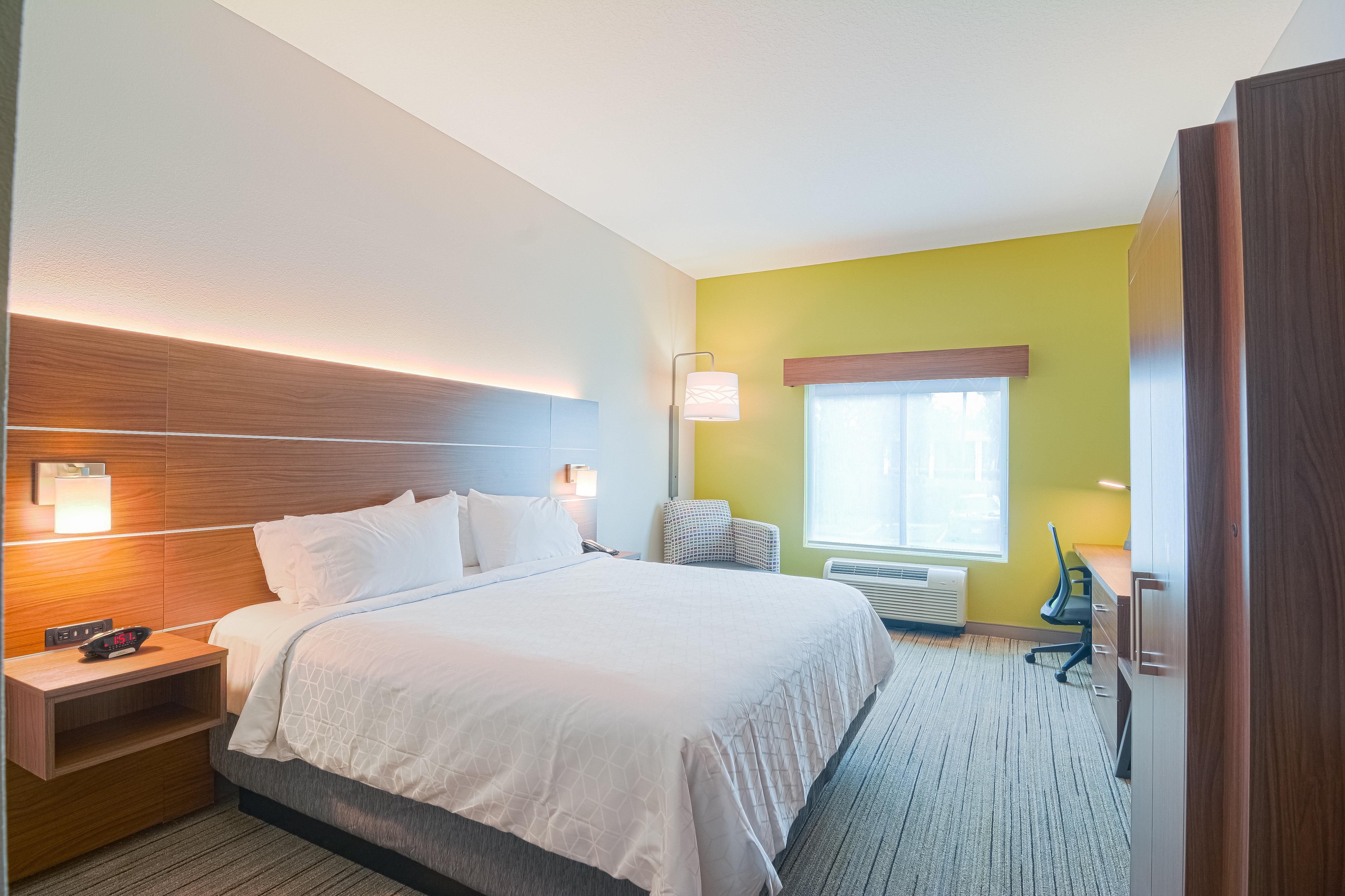 Holiday Inn Express Hotel & Suites Tampa-Usf-Busch Gardens By Ihg Exterior photo