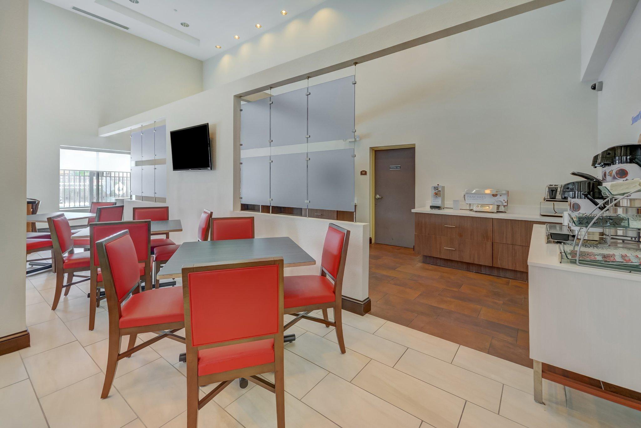 Holiday Inn Express Hotel & Suites Tampa-Usf-Busch Gardens By Ihg Exterior photo