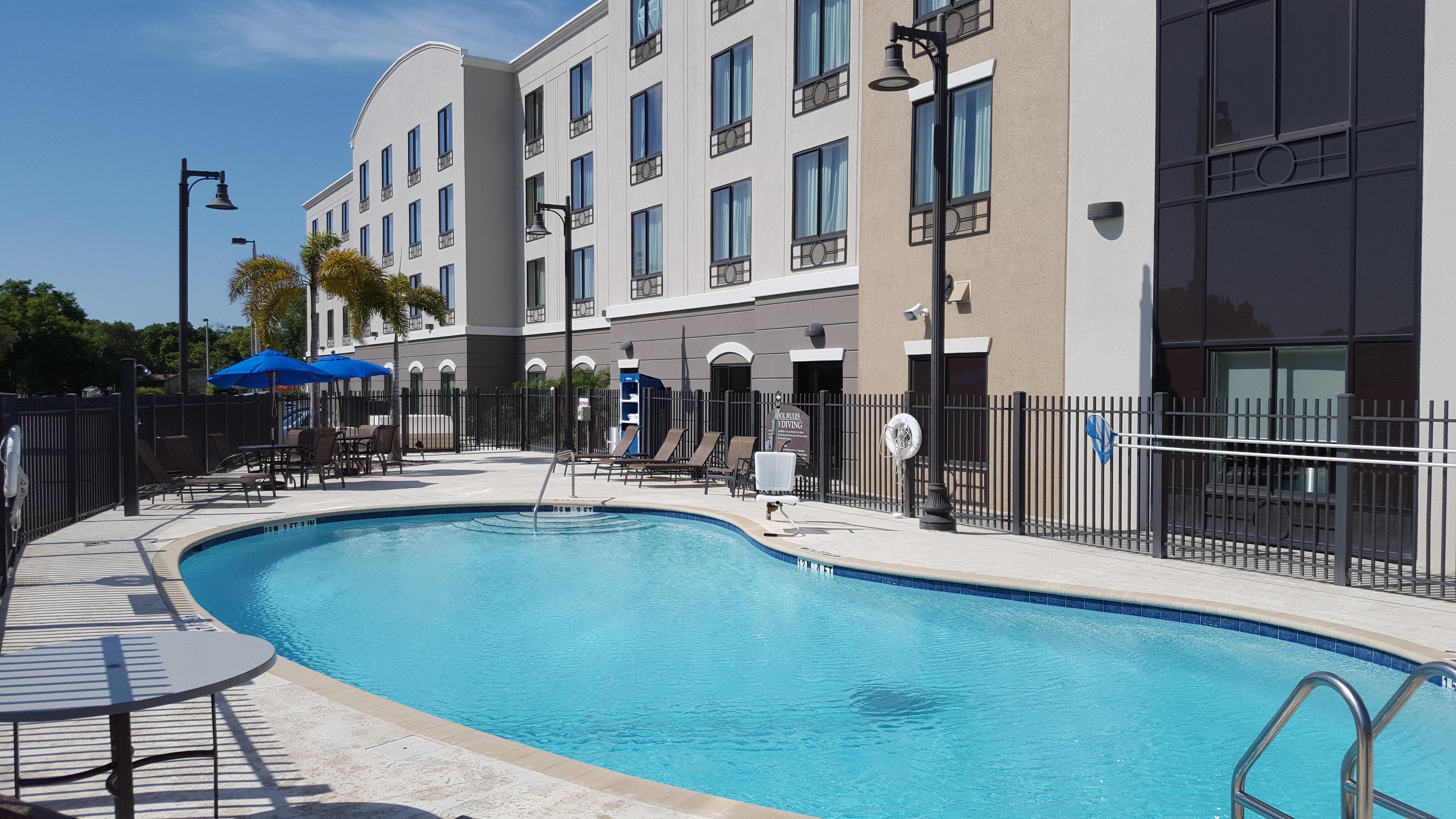 Holiday Inn Express Hotel & Suites Tampa-Usf-Busch Gardens By Ihg Exterior photo