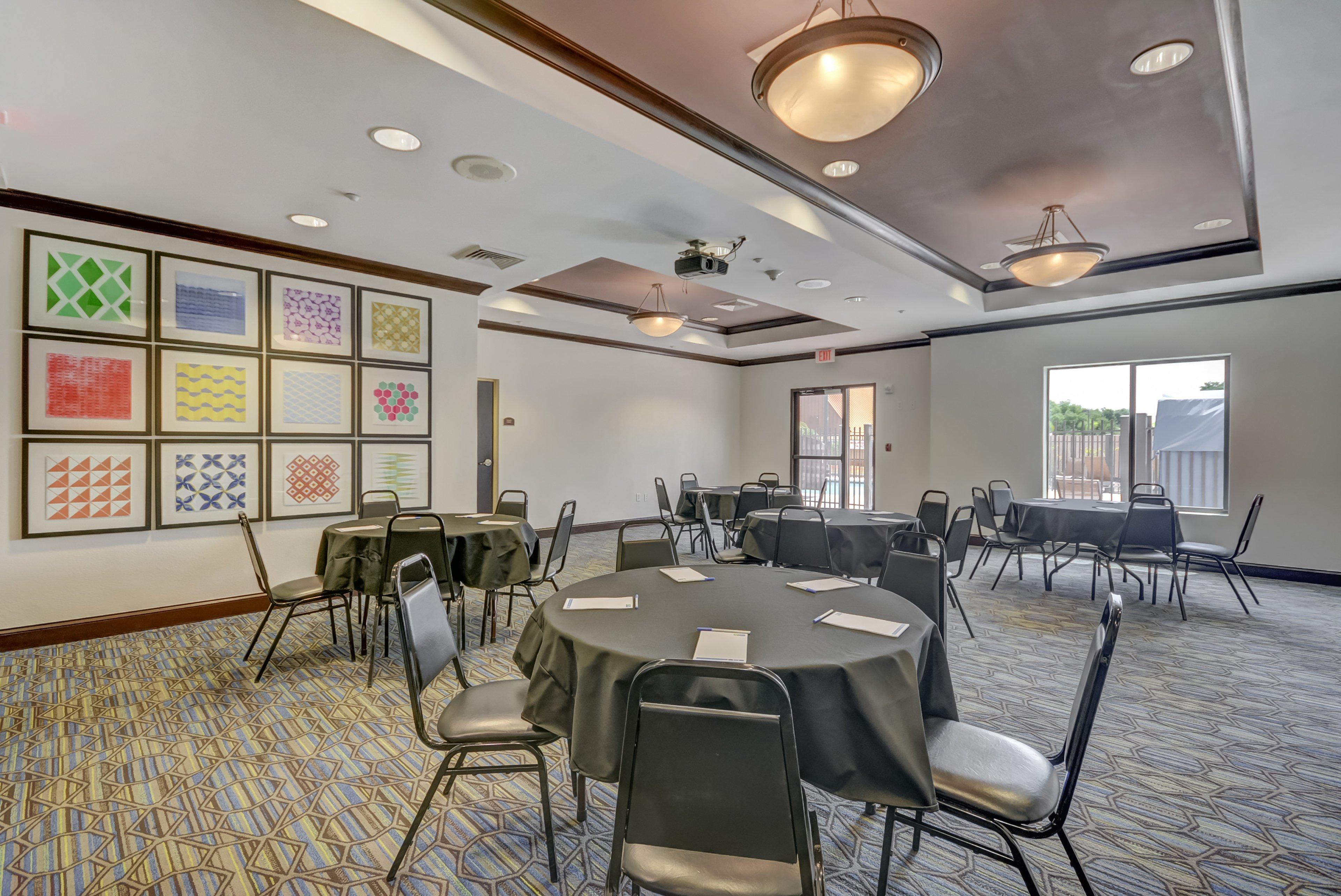 Holiday Inn Express Hotel & Suites Tampa-Usf-Busch Gardens By Ihg Exterior photo