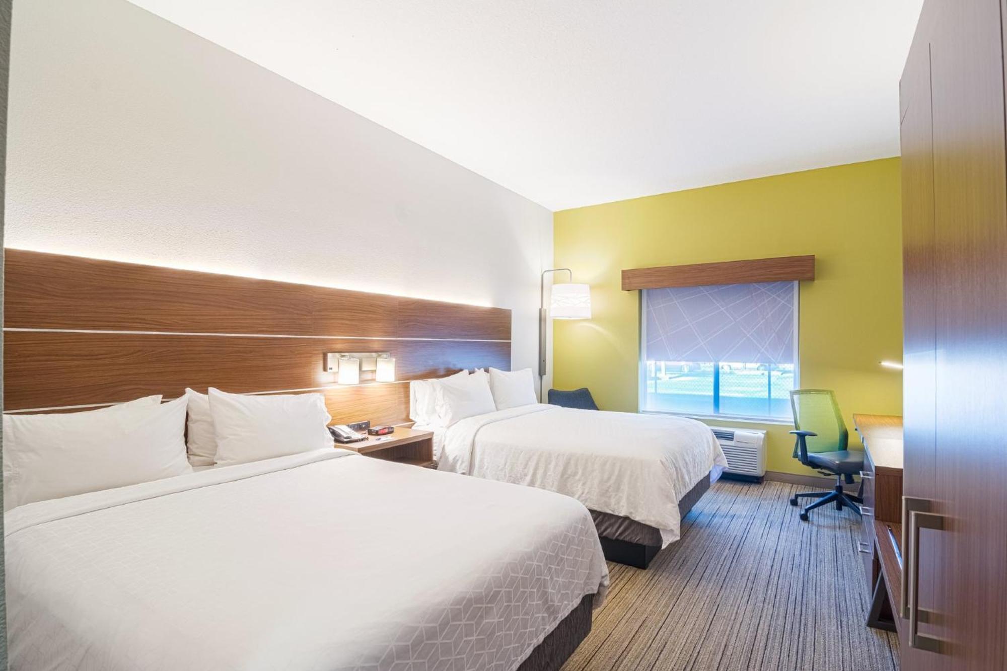Holiday Inn Express Hotel & Suites Tampa-Usf-Busch Gardens By Ihg Exterior photo