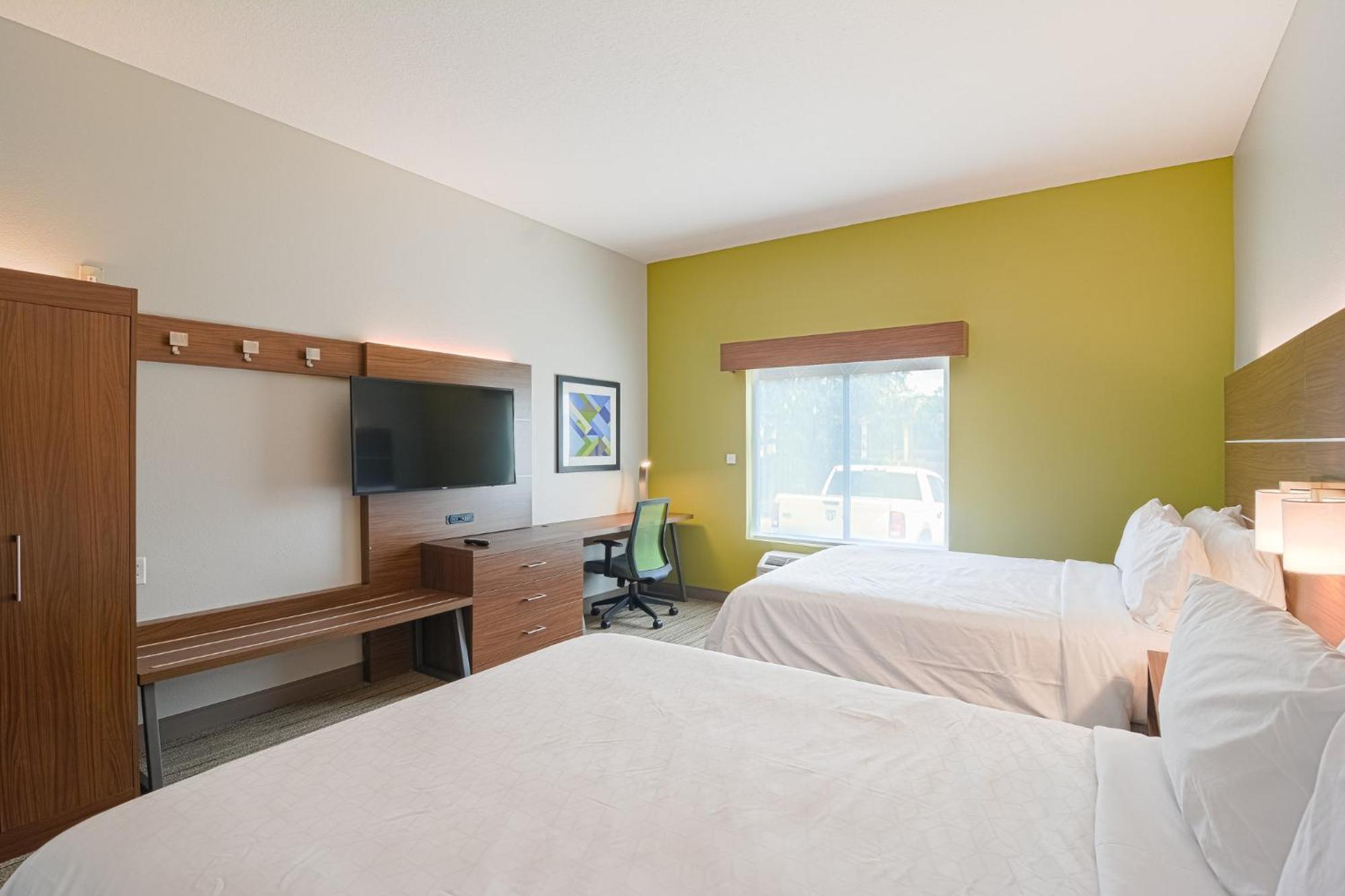 Holiday Inn Express Hotel & Suites Tampa-Usf-Busch Gardens By Ihg Exterior photo