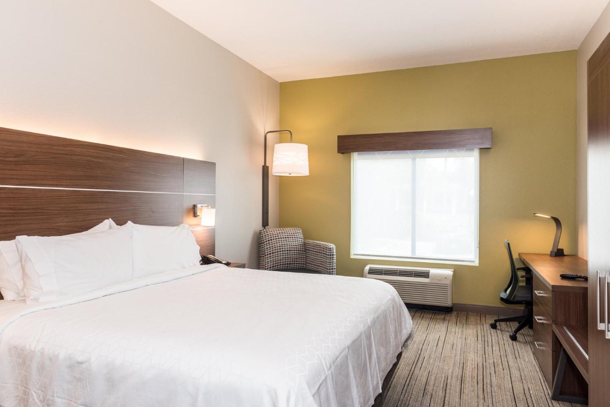 Holiday Inn Express Hotel & Suites Tampa-Usf-Busch Gardens By Ihg Exterior photo