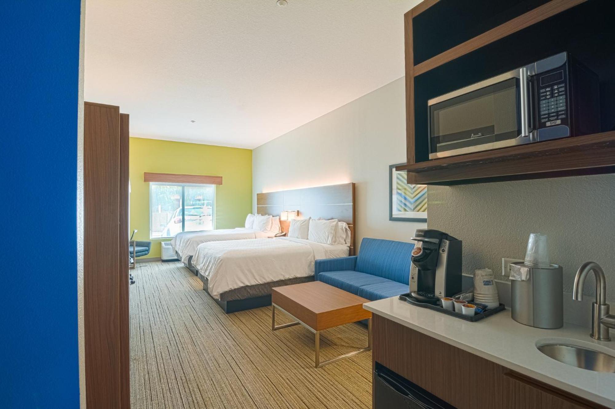 Holiday Inn Express Hotel & Suites Tampa-Usf-Busch Gardens By Ihg Exterior photo