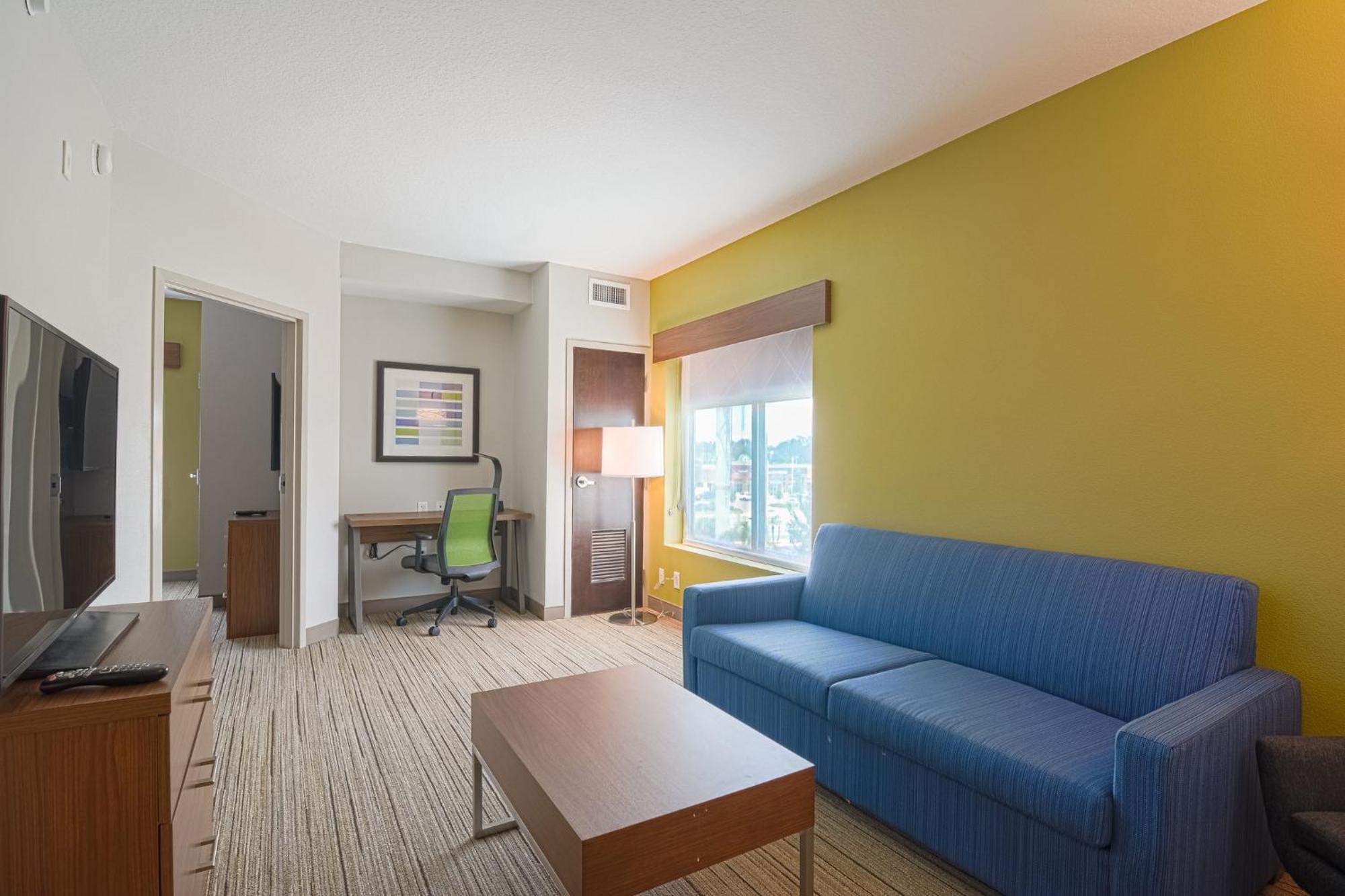 Holiday Inn Express Hotel & Suites Tampa-Usf-Busch Gardens By Ihg Exterior photo