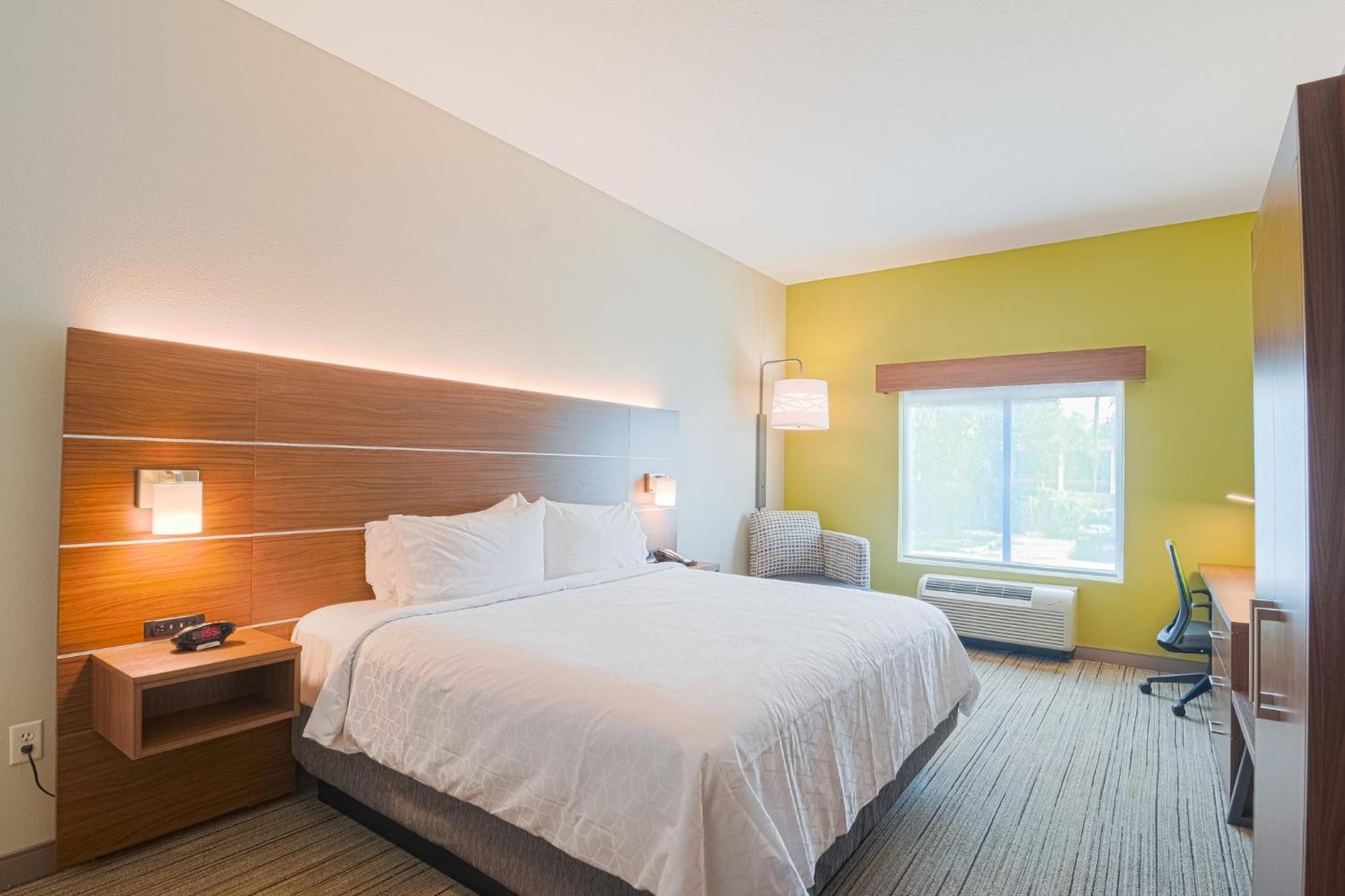 Holiday Inn Express Hotel & Suites Tampa-Usf-Busch Gardens By Ihg Exterior photo