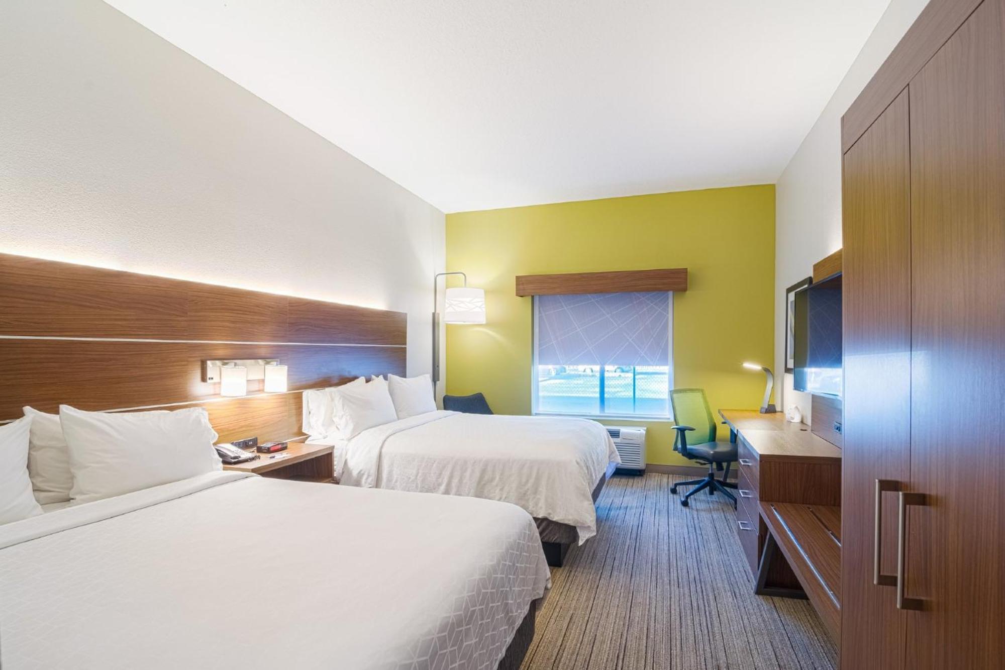 Holiday Inn Express Hotel & Suites Tampa-Usf-Busch Gardens By Ihg Exterior photo
