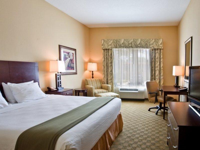Holiday Inn Express Hotel & Suites Tampa-Usf-Busch Gardens By Ihg Exterior photo