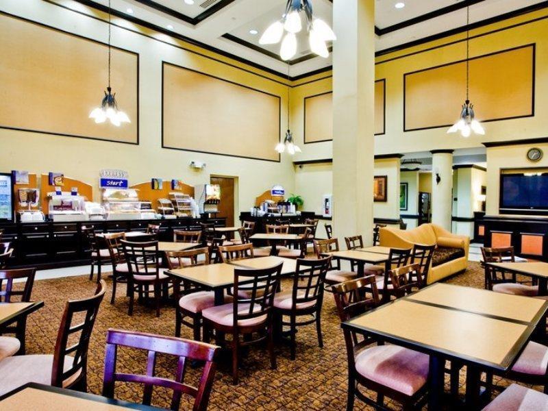 Holiday Inn Express Hotel & Suites Tampa-Usf-Busch Gardens By Ihg Exterior photo