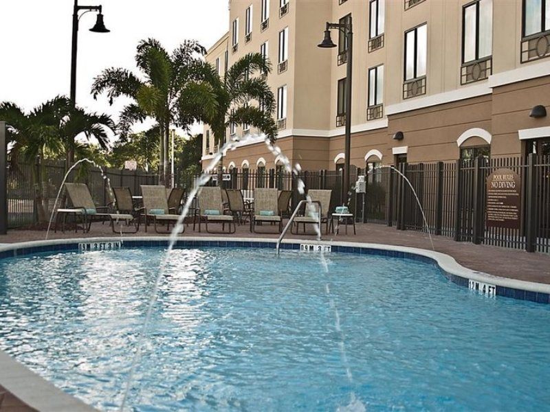 Holiday Inn Express Hotel & Suites Tampa-Usf-Busch Gardens By Ihg Exterior photo