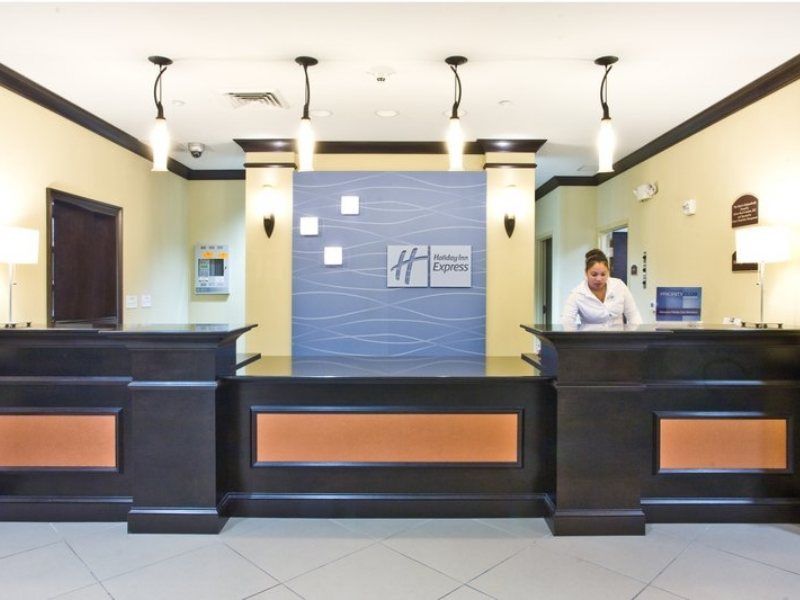 Holiday Inn Express Hotel & Suites Tampa-Usf-Busch Gardens By Ihg Exterior photo