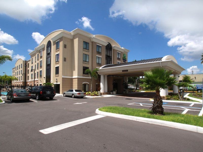Holiday Inn Express Hotel & Suites Tampa-Usf-Busch Gardens By Ihg Exterior photo