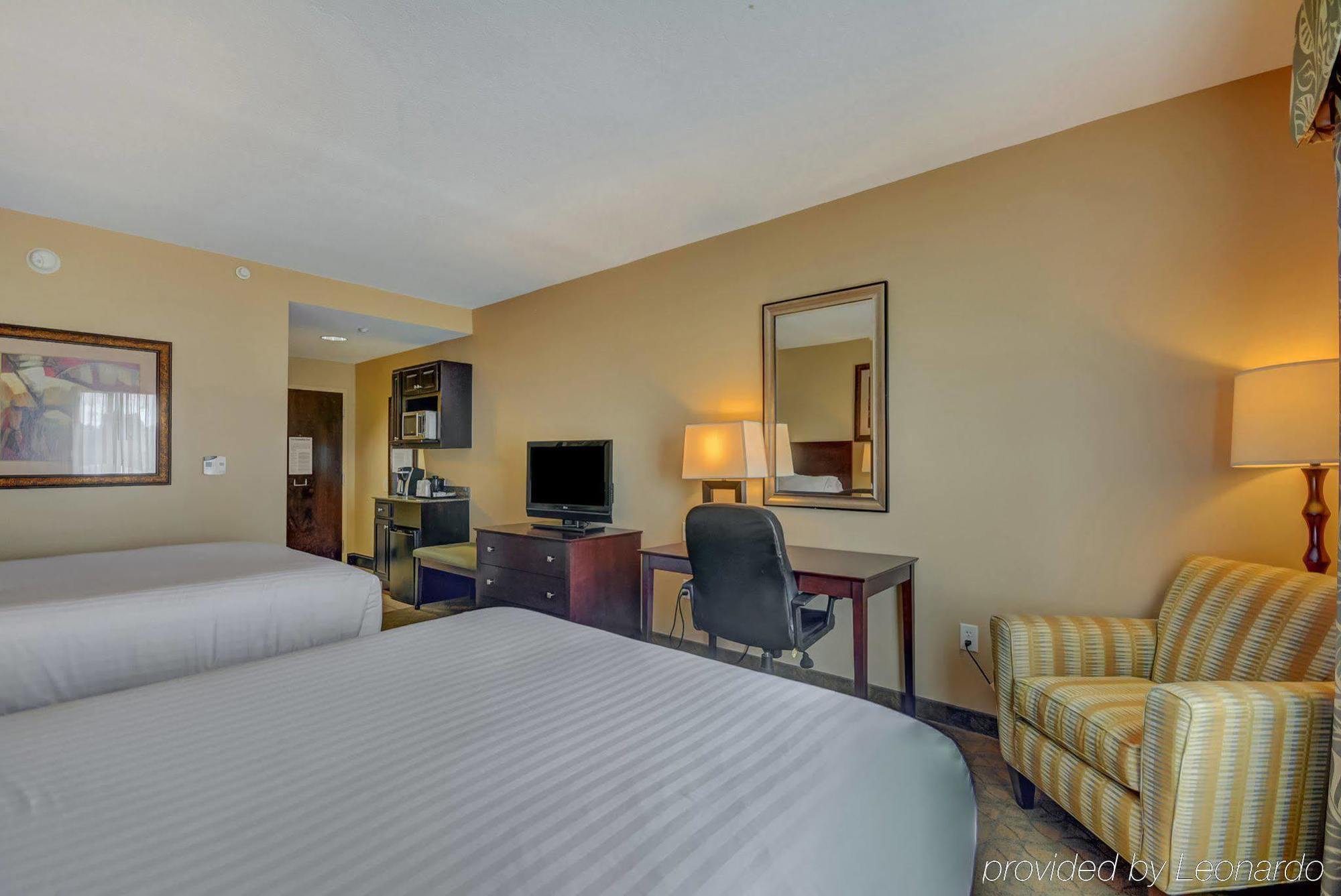 Holiday Inn Express Hotel & Suites Tampa-Usf-Busch Gardens By Ihg Exterior photo