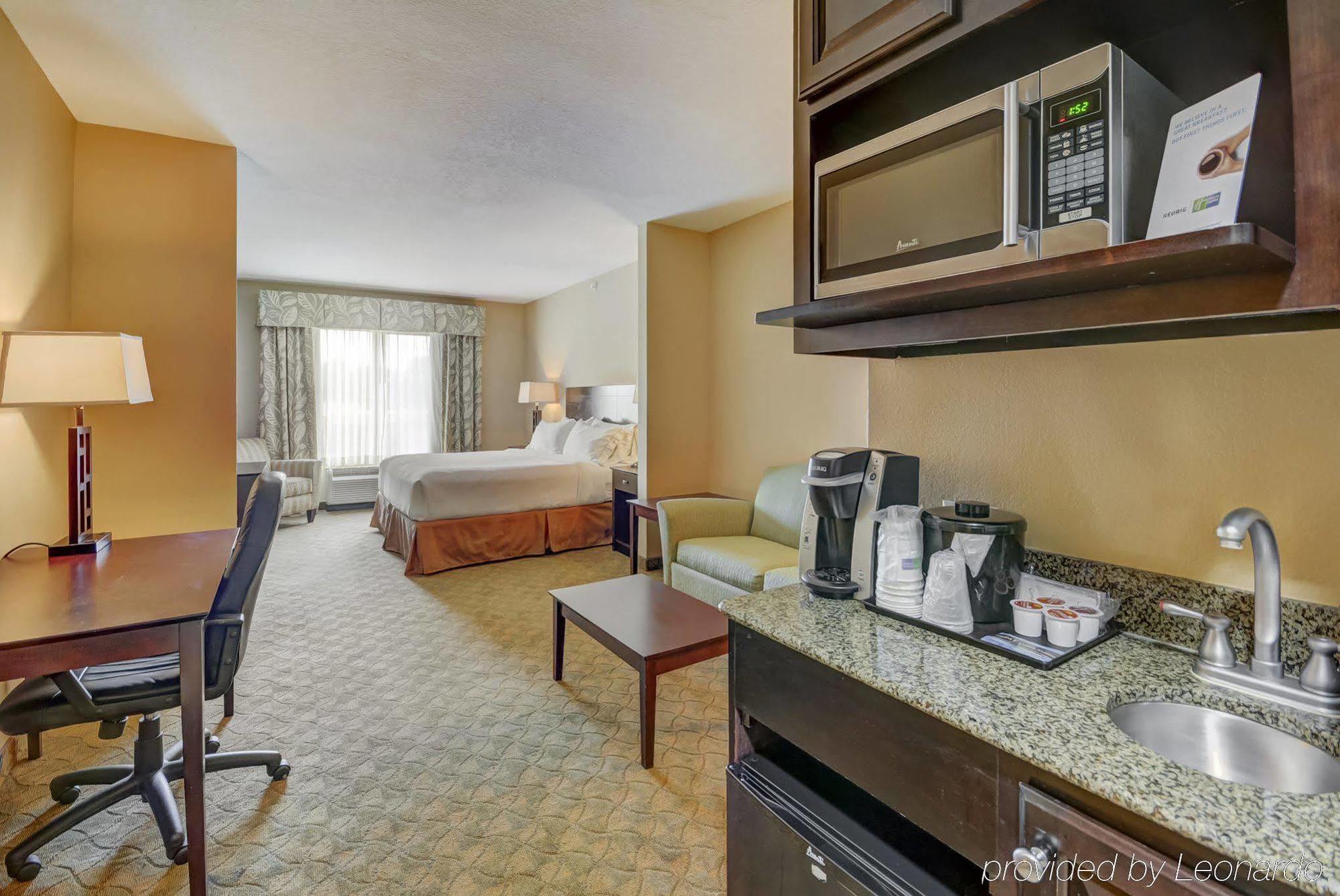 Holiday Inn Express Hotel & Suites Tampa-Usf-Busch Gardens By Ihg Exterior photo