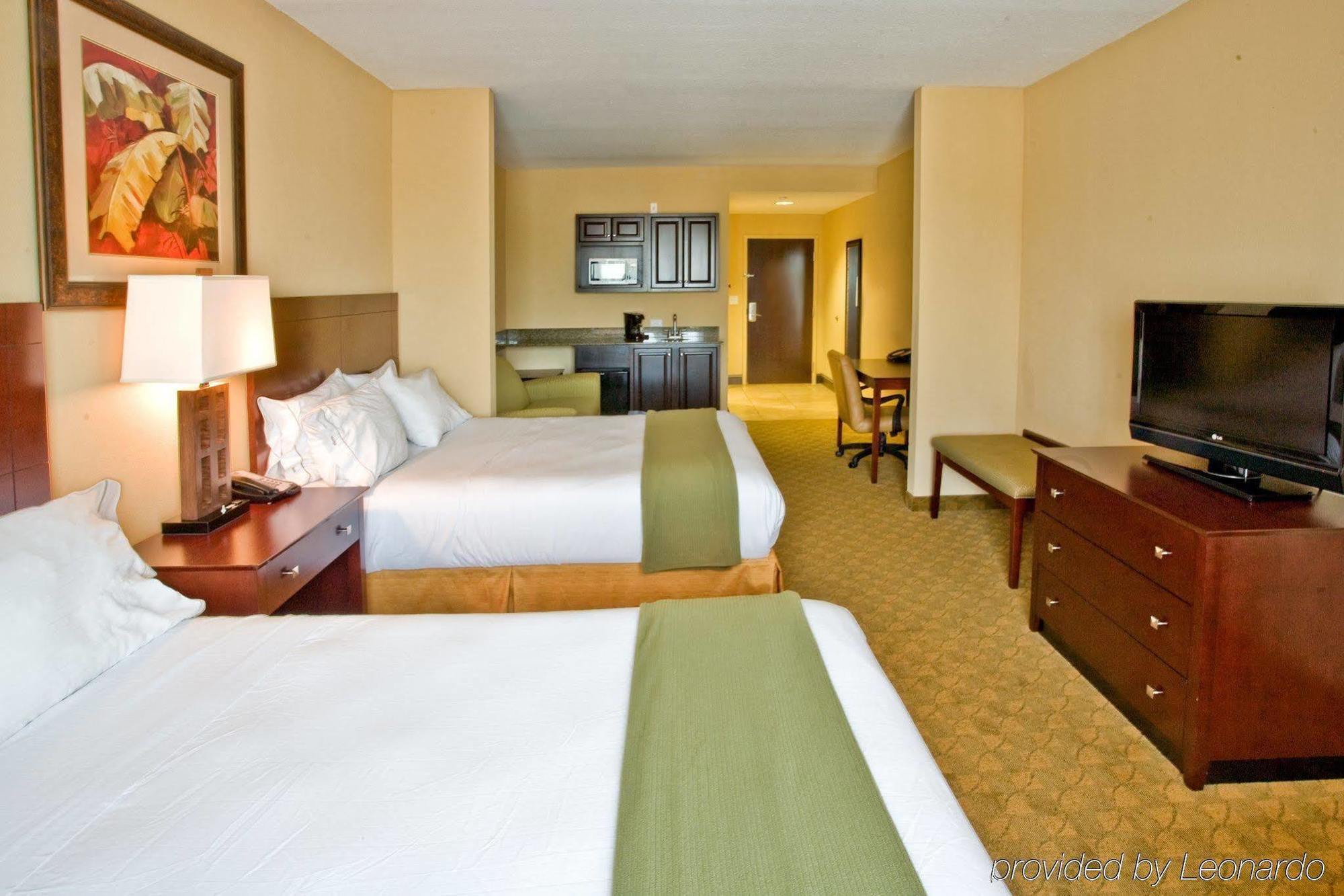 Holiday Inn Express Hotel & Suites Tampa-Usf-Busch Gardens By Ihg Exterior photo