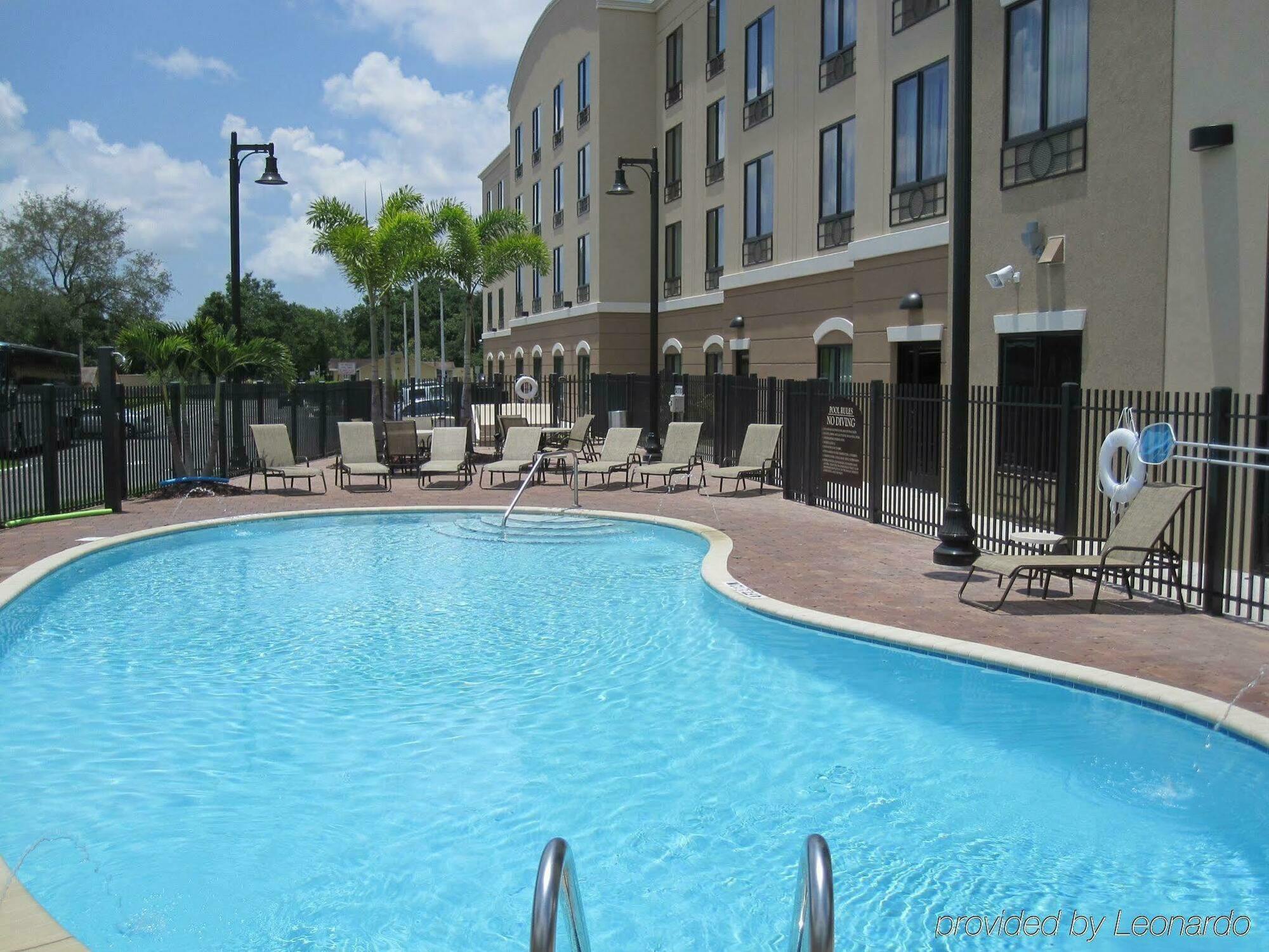 Holiday Inn Express Hotel & Suites Tampa-Usf-Busch Gardens By Ihg Exterior photo