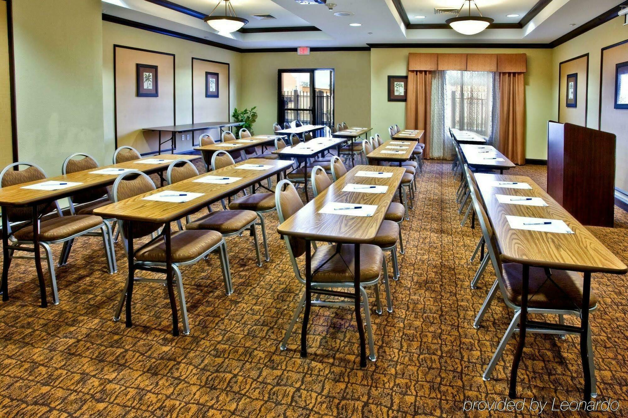Holiday Inn Express Hotel & Suites Tampa-Usf-Busch Gardens By Ihg Exterior photo